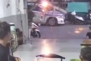Post&eacute; colaps&oacute; y casi aplasta a dos mujeres en China