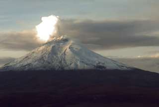 Volc&aacute;n Cotopaxi eman&oacute; una nube de gases y ceniza