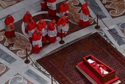 Fieles se congregan frente al Vaticano para orar junto al féretro del Papa Francisco.