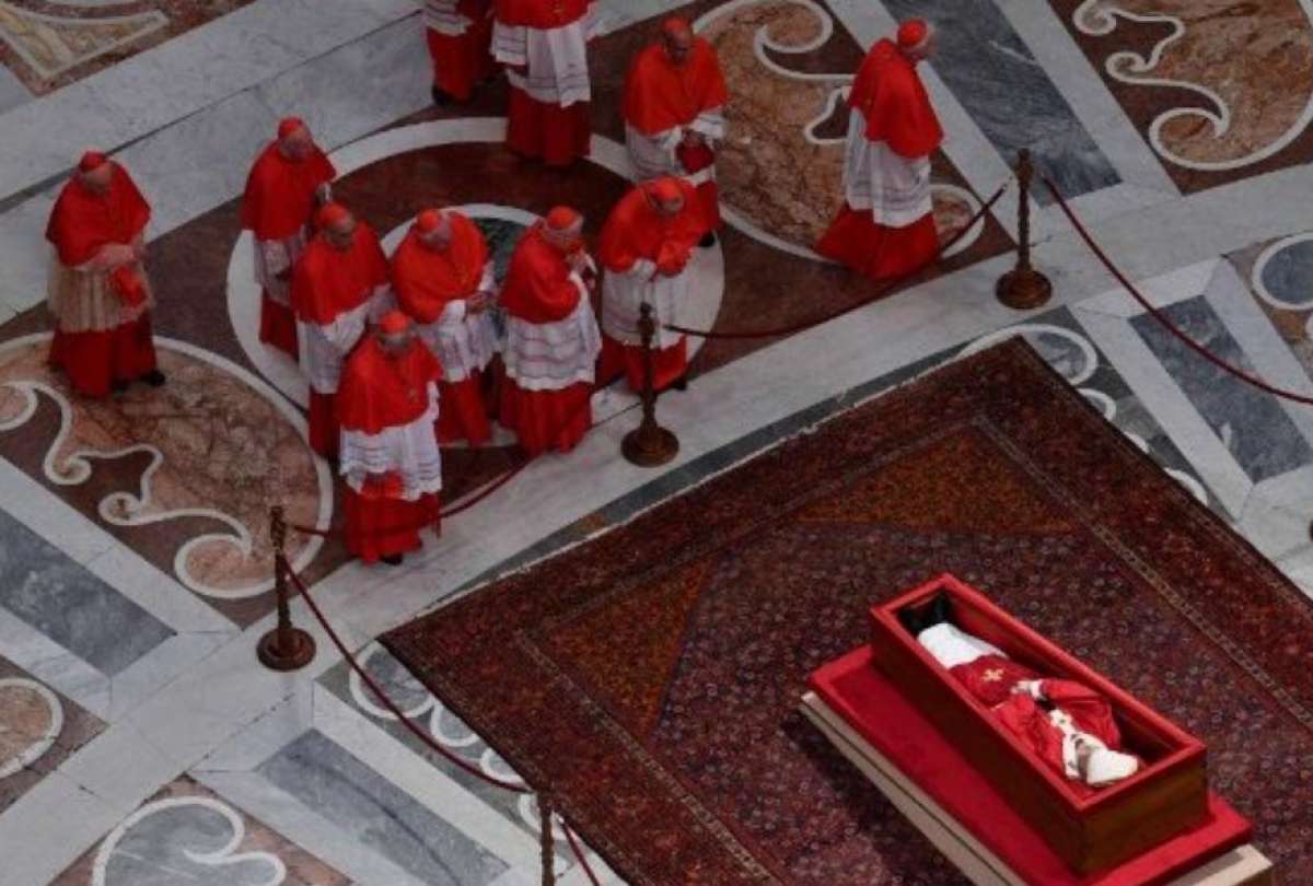 Fieles se congregan frente al Vaticano para orar junto al féretro del Papa Francisco.