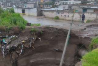 LLuvias en Quito causan un socav&oacute;n en Calder&oacute;n