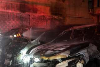 12 autom&oacute;viles destruidos tras incendio en Guayaquil