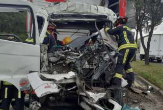 Quito: Un fallecido tras choque entre volqueta y cami&oacute;n en la avenida Sim&oacute;n Bol&iacute;var
