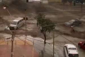 En las im&aacute;genes se puede observar como la corriente de agua arrasa a veh&iacute;culos y personas.