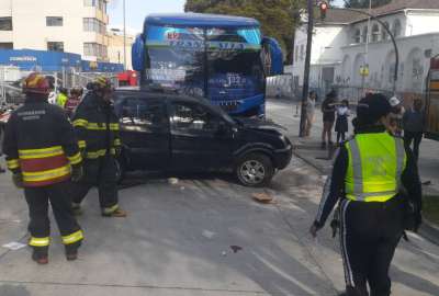 Un siniestro de tr&aacute;nsito se registr&oacute; en la avenida Col&oacute;n y 10 de Agosto, en el norte de Quito.