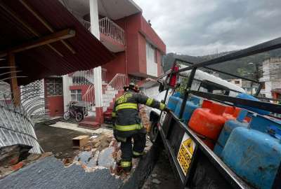 Un cami&oacute;n se impact&oacute; contra una vivienda en Quito