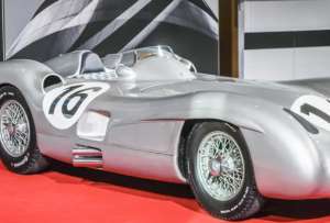 El icónico W196 Streamliner de 1954, conducido por Juan Manuel Fangio y Stirling Moss, se convierte en el bólido de carreras más caro jamás vendido.
