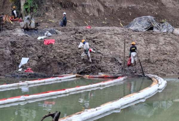Personal de Petroecuador contin&uacute;a con el proceso de remediaci&oacute;n ambiental en Esmeraldas.