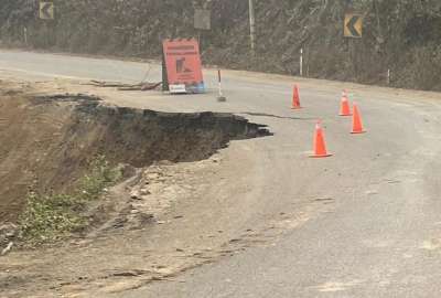 La v&iacute;a Cuenca-Gir&oacute;n-Pasaje est&aacute; cerrada por el socavamiento de un carril. 