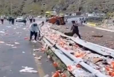 Un nuevo caso de ciudadanos que se llevan la mercader&iacute;a de un veh&iacute;culo accidentado se registr&oacute; en Ecuador.
