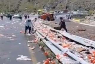 Ambato: personas se llevan la mercader&iacute;a de un tr&aacute;iler accidentado