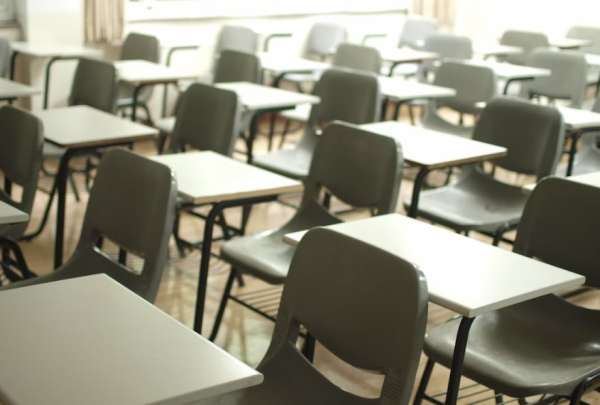 Acusan a una maestra de mantener relaciones &iacute;ntimas con una alumna