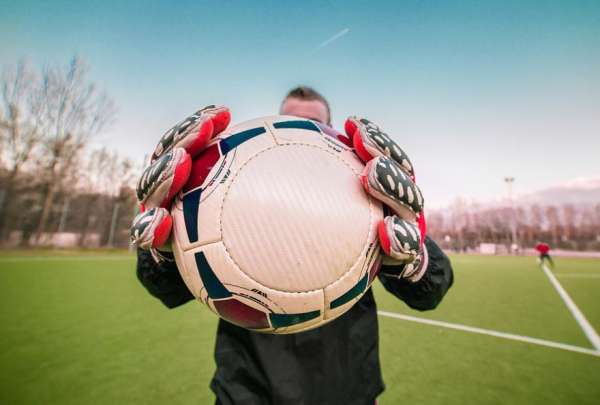 Portero anot&oacute; un gol de arco a arco en torneo de Italia
