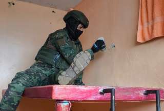 FF.AA. decomisan objetos ilegales en la c&aacute;rcel de Sucumb&iacute;os