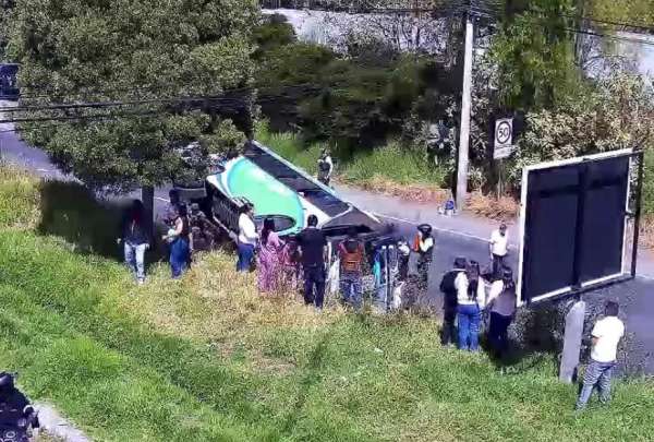 Un bus se volc&oacute; en la parroquia de El Quinche