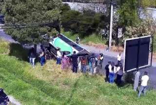 Quito: Un bus se volc&oacute; en El Quinche
