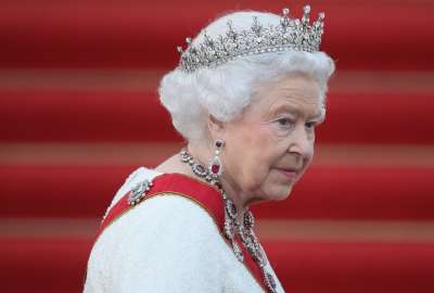 Hombre intent&oacute; asesinar a la reina Isabel II con una ballesta