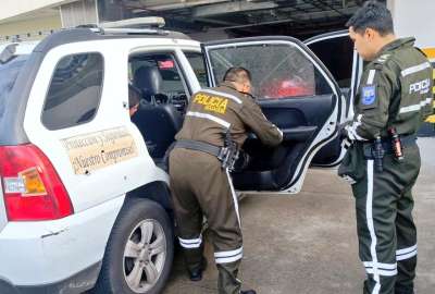 Un veh&iacute;culo de la Polic&iacute;a muestra la dimensi&oacute;n del ataque.