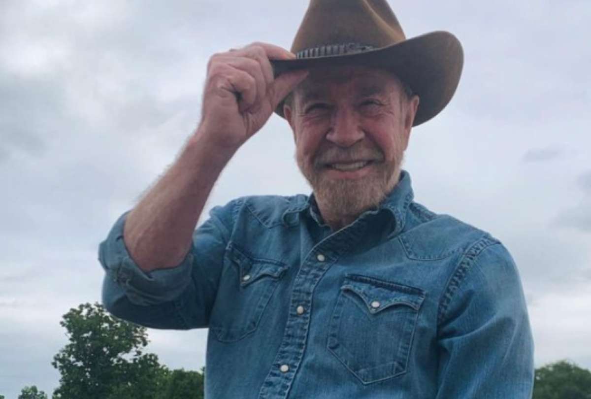 El actor Chuck Norris mantiene el buen humor con sus seguidores en Instagram.