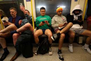 El 'No Pants Subway Ride' regresa con miles de pasajeros sin pantalones en Londres