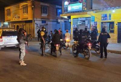 Militares y polic&iacute;as custodian en el toque de queda. 