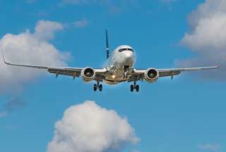 Pasajero intent&oacute; abrir la puerta de un avi&oacute;n en pleno vuelo