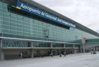Autoridades recomiendan mantenerse informados sobre los vuelos en Guayaquil.