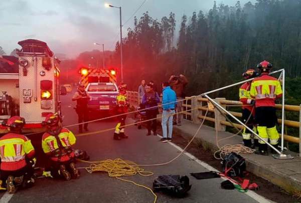 El Cuerpo de Bomberos descendi&oacute; para estabilizar al paciente antes de sacarlo de esta zona.