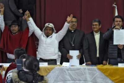 Francisco Jim&eacute;nez (der.), ministro de Gobierno, y Leonidas Iza (izq.), dirigente de la CONAIE, tras la firma del acuerdo