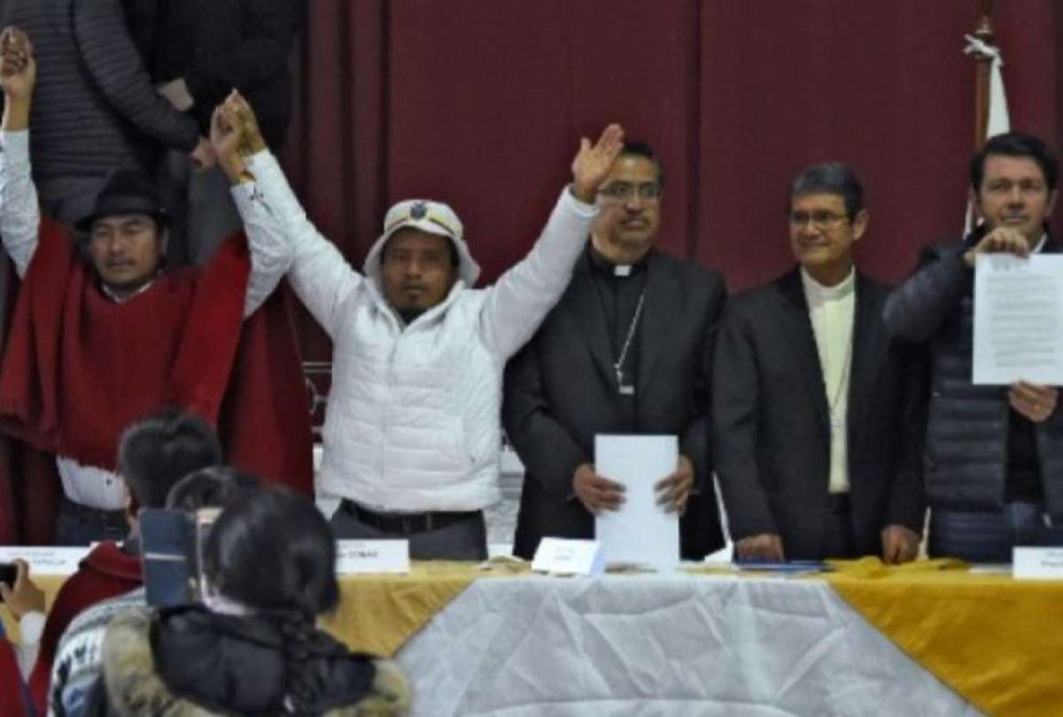 Francisco Jiménez (der.), ministro de Gobierno, y Leonidas Iza (izq.), dirigente de la CONAIE, tras la firma del acuerdo