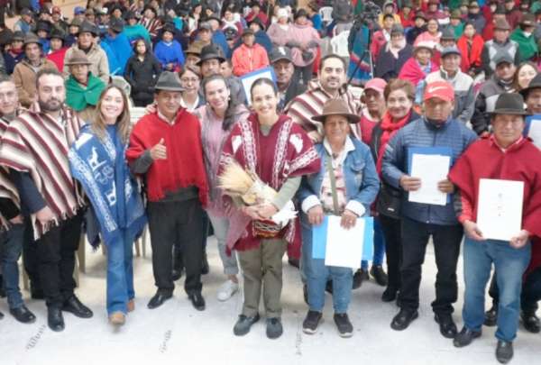 Ministra del Ambiente entrega personer&iacute;as jur&iacute;dicas a Juntas de Agua en Chimborazo. 