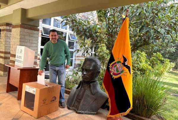 Ecuatorianos en Guatemala contin&uacute;an acudiendo a las urnas