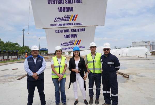 La ministra In&eacute;s Manzano (centro) estuvo presente en la entrega de las nuevas unidades de generaci&oacute;n el&eacute;ctrica. 