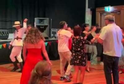 Un video de un grupo de neozelandeses se viraliz&oacute; en redes sociales por sus pasos de baile de reguet&oacute;n. 