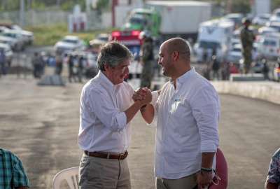 Guillermo Lasso (izq.), presidente de la Rep&uacute;blica, saluda con  Agust&iacute;n Intriago, alcalde de Manta
