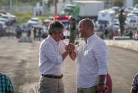 Guillermo Lasso (izq.), presidente de la República, saluda con Agustín Intriago, alcalde de Manta