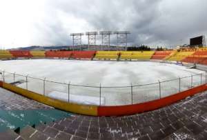 El estadio del Aucas se cubri&oacute; de un manto blanco, tras las lluvias en la capital ecuatoriana. 