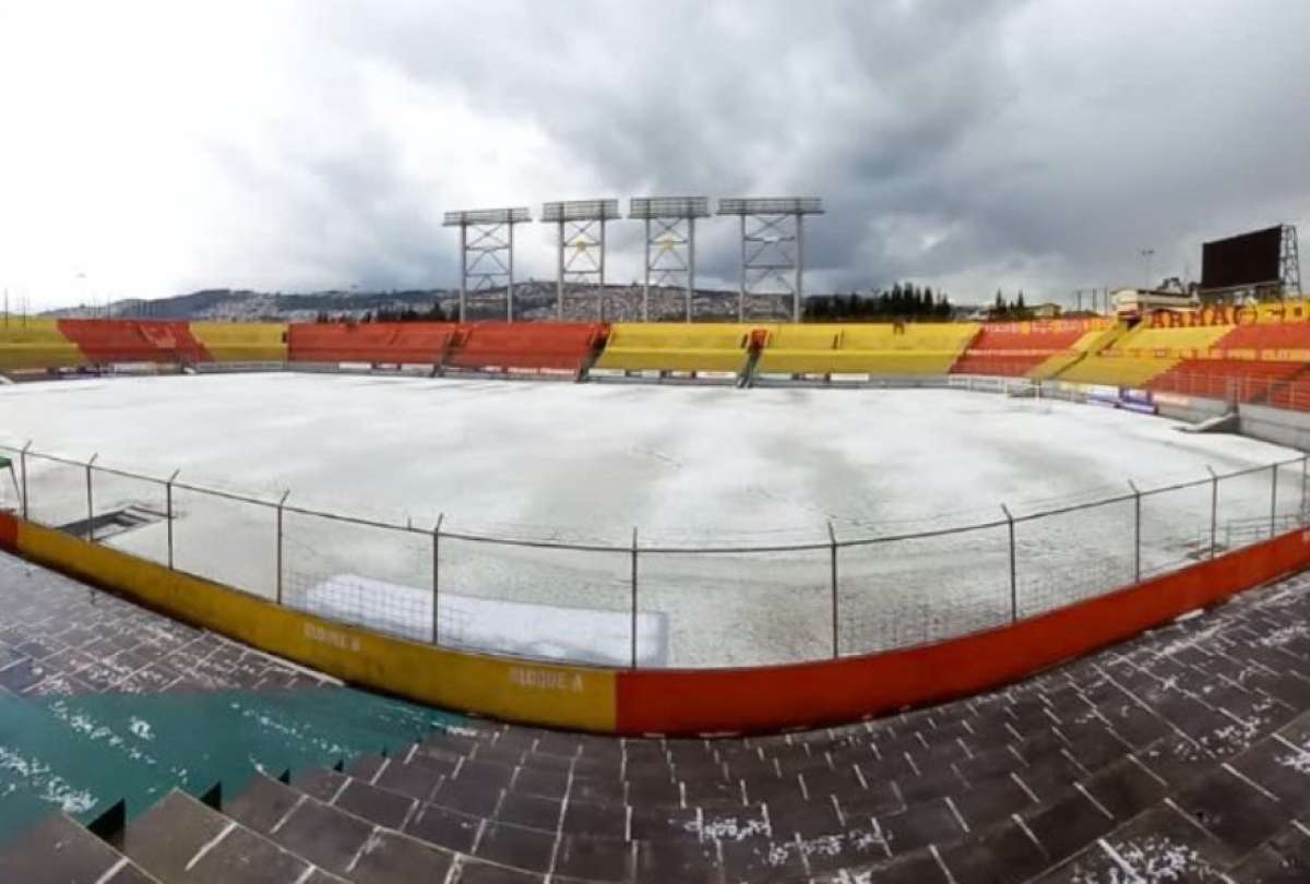 El estadio del Aucas se cubri&oacute; de un manto blanco, tras las lluvias en la capital ecuatoriana. 