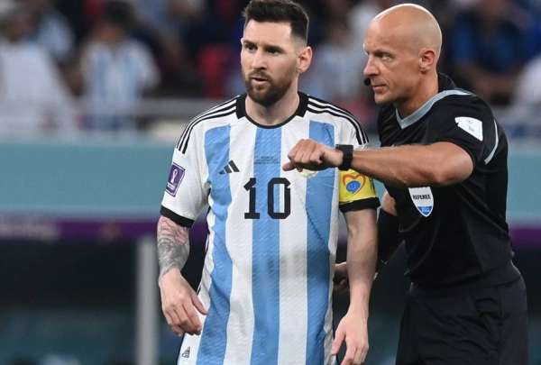 Szymon Marciniak (der.) ser&aacute; el &aacute;rbitro para la final de la Copa Mundial de Qatar 2022. 