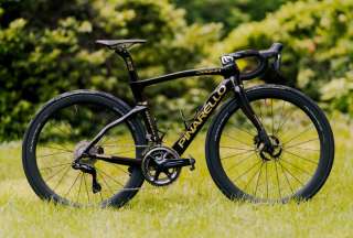 Pinarello entreg&oacute; una nueva bicicleta a Richard Carapaz para el Giro de Italia