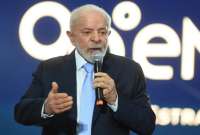 El presidente de Brasil, Luiz Inácio Lula da Silva, se recupera de la cirugía para retirarle un hematoma intracraneal.
