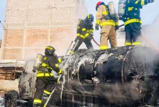 Un veh&iacute;culo se incendi&oacute; en la Mena 2, en Quito