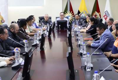 Juan Zapata (centro), ministro del Interior, lidera la reuni&oacute;n en Santo Domingo