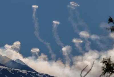 Los anillos de humo que expuls&oacute; el Etna se pudieron ver desde Catania.