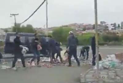 Ciudadanos ayudaron a recoger bebidas que cayeron de un cami&oacute;n en Cuenca