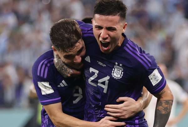 Juli&aacute;n &Aacute;lvarez y Enzo Fern&aacute;ndez se abrazan, tras el segundo tanto de Argentina. 