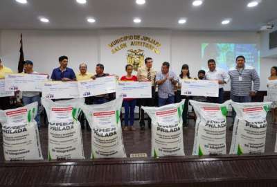 Peque&ntilde;os productores de Manab&iacute; recibieron t&iacute;tulos de tierras, urea, cr&eacute;ditos y certificados