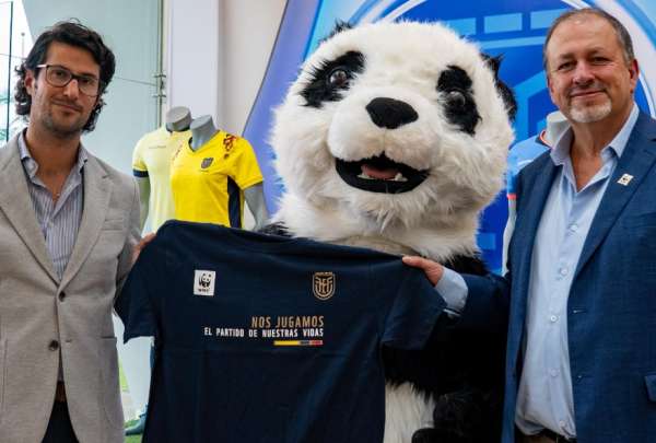 El dirigente de la FEF, Nicol&aacute;s Solines (izq.) y Tarcisio Granizo, director de WWF, hicieron oficial la firma del acuerdo.  