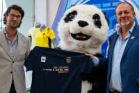 El dirigente de la FEF, Nicolás Solines (izq.) y Tarcisio Granizo, director de WWF, hicieron oficial la firma del acuerdo.