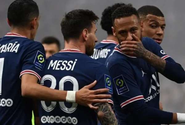 Luis Su&aacute;rez defiende a Messi y Neymar por los silbidos en el PSG